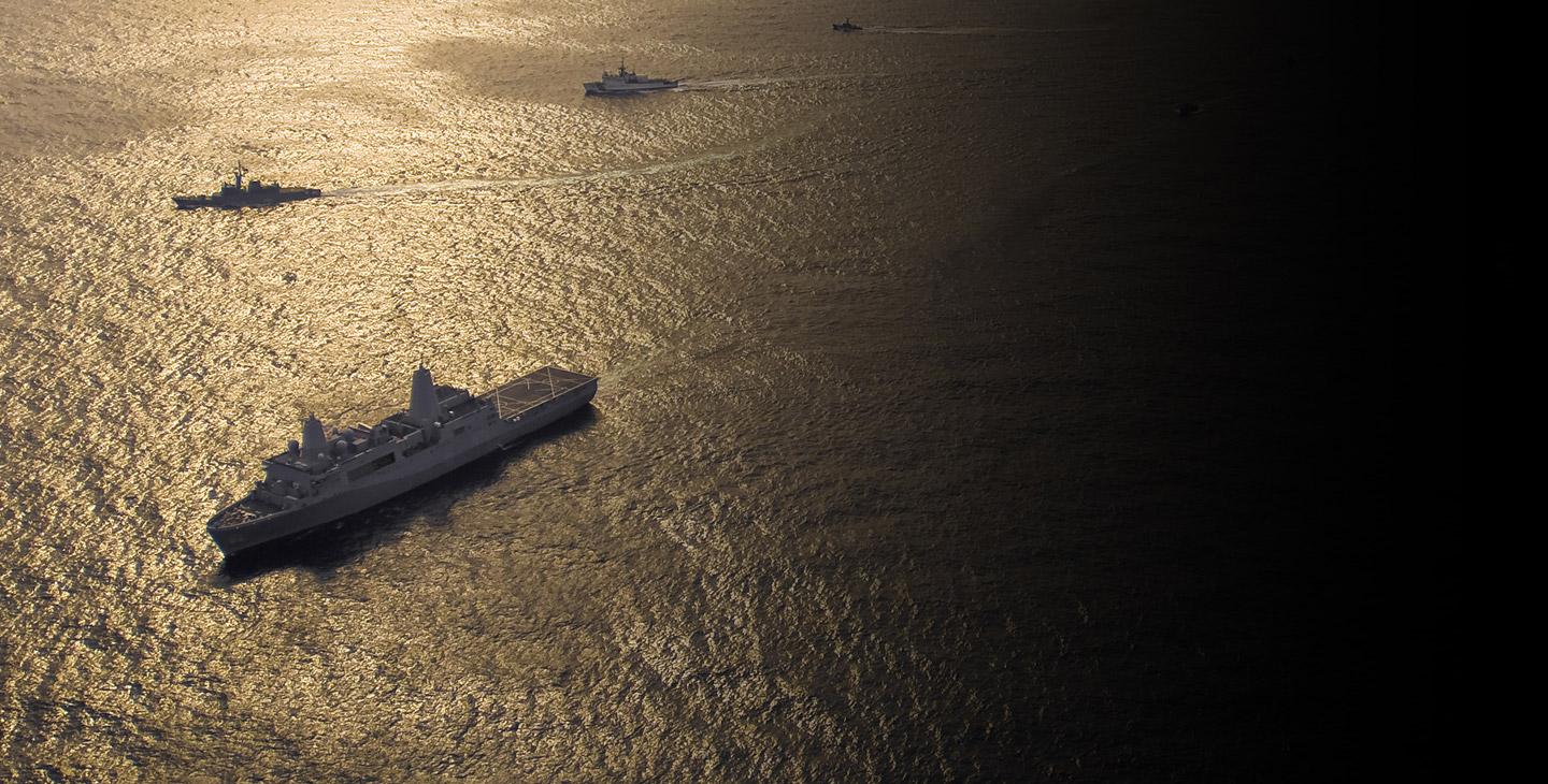 4人的军事舰队在黄昏时分利用海事卫星服务在海上航行