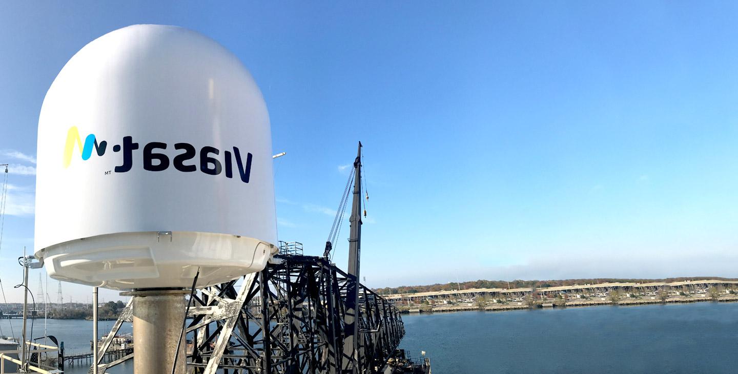海上接收站天线罩与一个充满活力的Viasat标志安装在船上